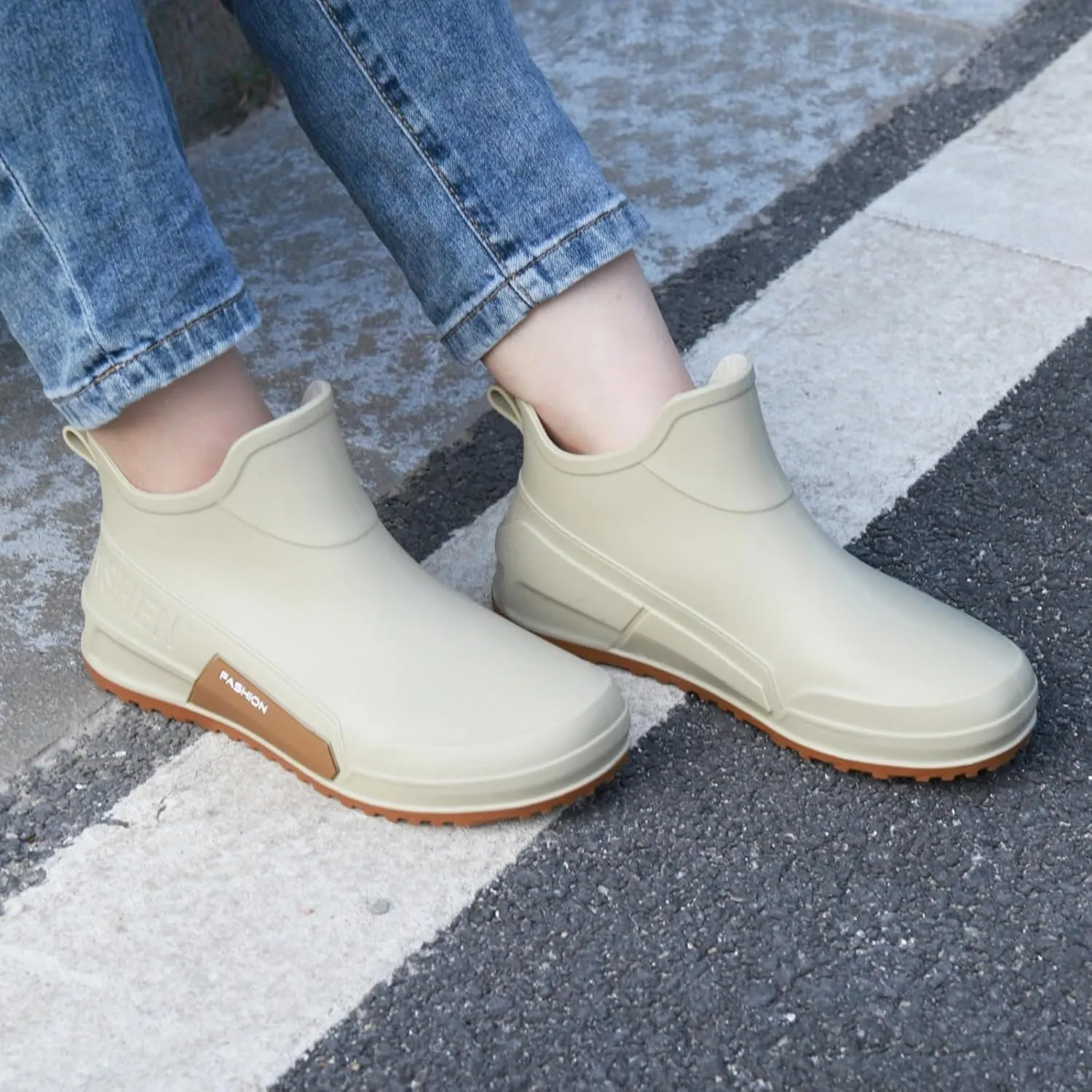 Rain Boots Couples Students Work Fishing Non Slip Warm Rubber Shoes Rain Boots Woman Short Flat Boots Barefoot Shoes