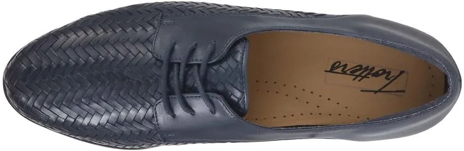 Trotters Women's Lizzie Herringbone Oxford