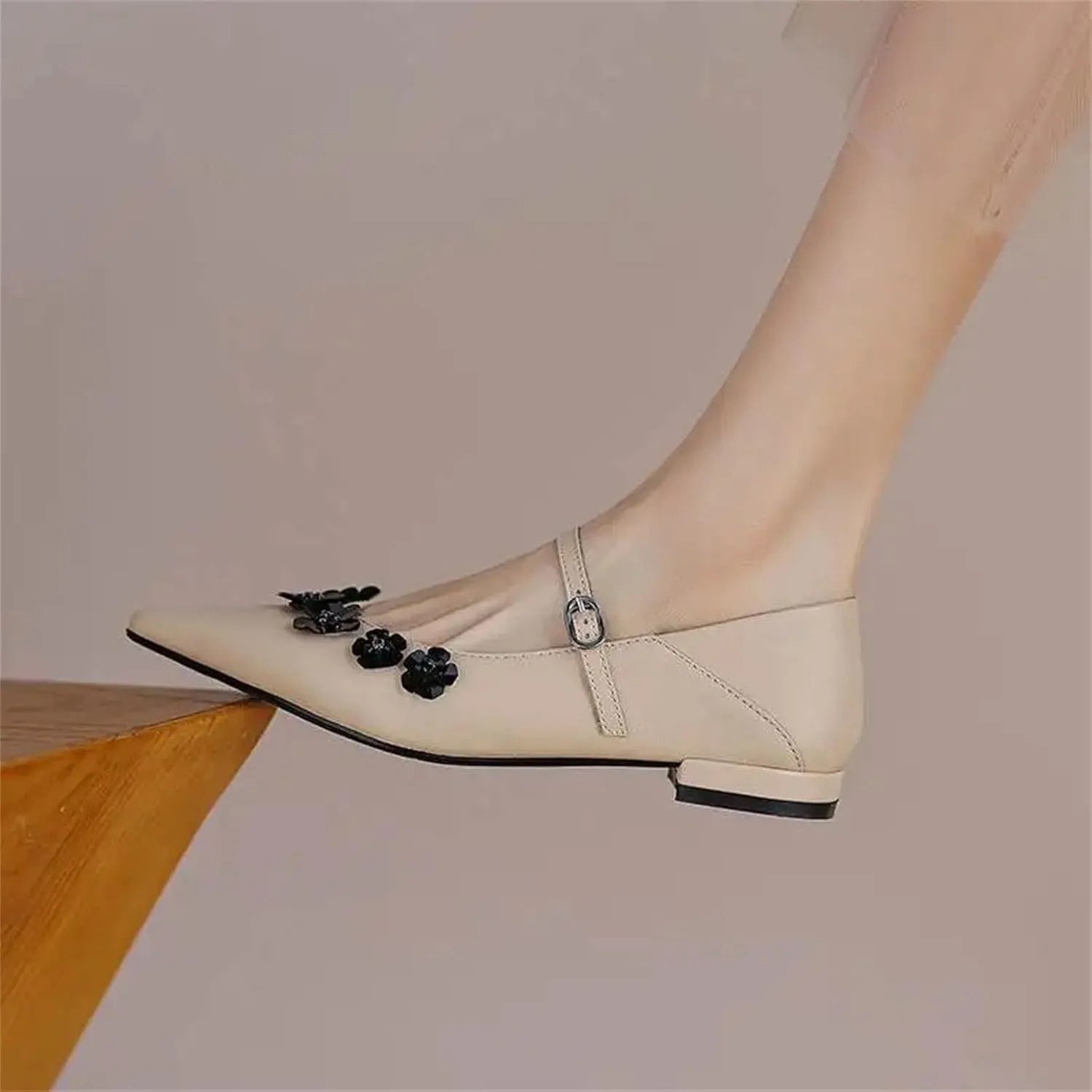 Women's Sheepskin Flower Applique Sandals - Pointed Toe Low Heels Summer Oriental Style