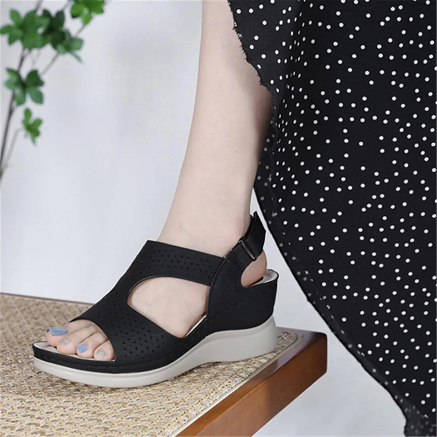 Women's Shoes 2025 Spring and Summer Fashion Leisure Thick Floor Hang The Beach Wear Cold Train Sleeves Skate Sandals