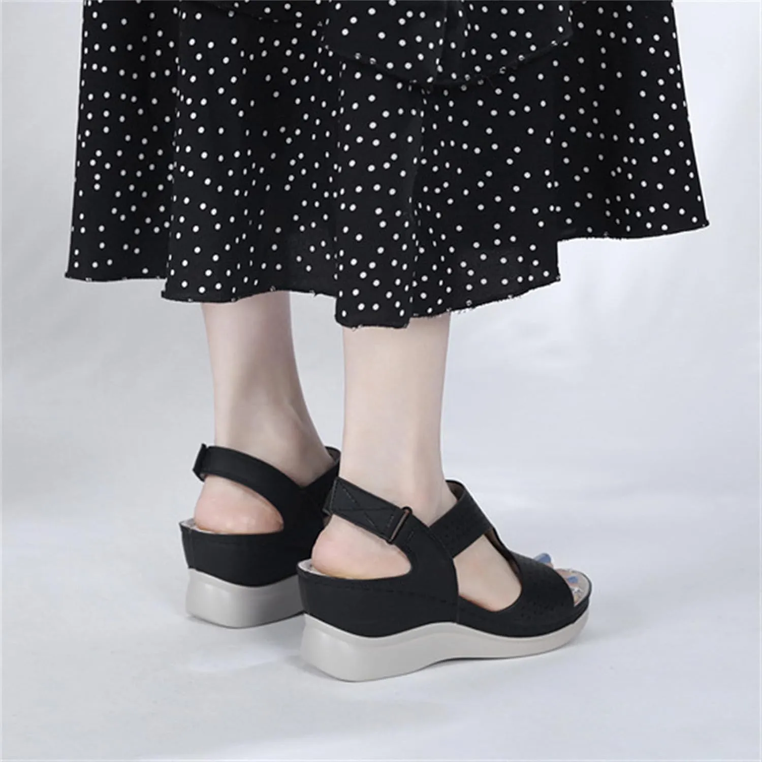 Women's Shoes 2025 Spring and Summer Fashion Leisure Thick Floor Hang The Beach Wear Cold Train Sleeves Skate Sandals